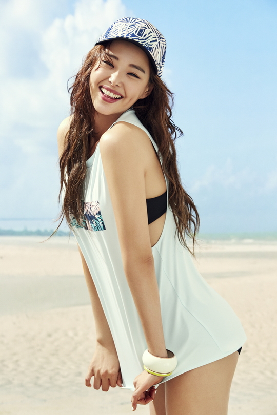 Actor Lee Ha-nui came back to the attractive swimsuit gravure.Lee Ha-nui recently diverged healthy beauty appropriately in 2018 S / S Beach Collection photography.The unique refreshing smile and natural pose is the appearance of a feeling of refreshment in this photograph fully in Dohajun.