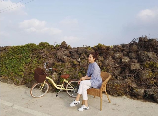 Sung Yu-ri, an actor from Group Pinkle, boasted beauty of preservatives.On April 17, Sung Yu-ri posted a photo on his own Instagram with the sentence Spring Weather is Happy.Sung Yu - ri s picture of Jeju island in the photo is filled with a happy moment.Sung Yu-ri enjoyed various activities, such as stroking the words, running on a coastal road on a bicycle.