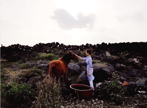 Sung Yu-ri, an actor from Group Pinkle, boasted beauty of preservatives.On April 17, Sung Yu-ri posted a photo on his own Instagram with the sentence Spring Weather is Happy.Sung Yu - ri s picture of Jeju island in the photo is filled with a happy moment.Sung Yu-ri enjoyed various activities, such as stroking the words, running on a coastal road on a bicycle.