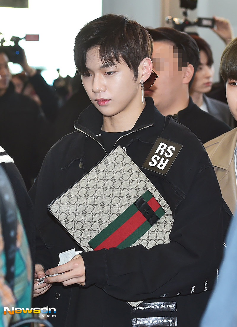 Group Wanna One Car on this schedule Departing on Jeju Island via Gimpo International Airport in Seoul Gangseo-gu, April 17 afternoon.Kang Daniel on WannaOne (Kang Daniel, Bakujifun, Idefi, Kim Jae-hwan, Ong Voice Actor, Shin Shinjin, LA Igwan Lin, Yun Seong-sung, Hwang Minhyun, Bejin Young, Ha Nebula) is heading for departure.