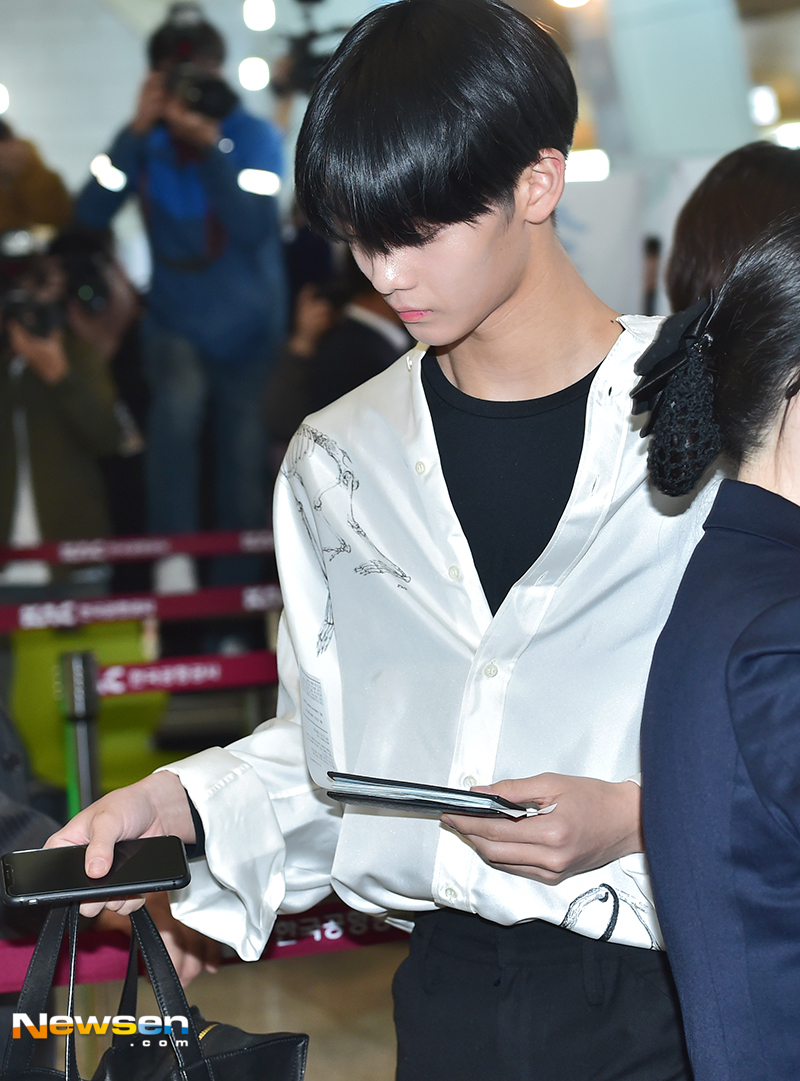 Group WannaOne This schedule car departed on Jeju Island through the Gimpo International Airport in Seoul on April 17 afternoon.On this day Bae Jin-young is heading for the departure chapter on WannaOne (Kang Daniel, Bakjifun, Idefi, Kim Jae-hwan, Ong Voice Actor, cold premier, La Isabel, Yu Jintong, Hwang Minhyun, Bae Jin-young, Ha Sung-woon) .