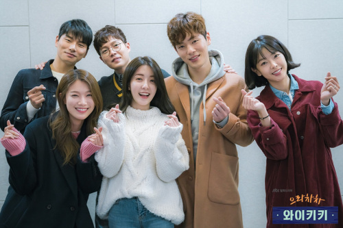 JTBC 월화드라마 '으라차차 와이키키' 대본 리딩 현장에서 미소짓고 있는 정인선(오른쪽 세번째)과 이이경(뒷 줄 맨 왼쪽)의 모습. JTBC