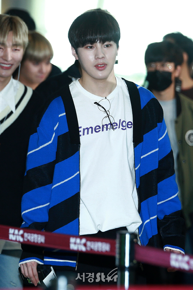 WannaOne (WANNAONE) member Kang Daniel, Bakjifun, Kim Jae-hwan, cold partner, LA Igwin Lin, Yun Seong-sung, Hwang Minhyun, Bezhin Young, Ha Sung-woon scheduled through the domestic line of Bangfordon Gimpo Airport Seoul afternoon I left for Jeju Island to attend.WannaOne (WANNAONE) member Ha Sung-woon showed Airport fashion and left on Jeju Island.