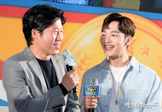 Wrestler embarked on May pre-embarking on the harmony of Yu Hae-jin, newest Kim Min Jae, Lee Sung-kyung, Hwang Woo-seul-hye, and other individual actors.On the 17th, a showcase of the movie Wrestler (director Gim Dae) was held at Lotte Cinema World Tower Cine Park in Songpa District, Seoul.In this seat, actors Yu Hae-jin, Kim Min-jae, Lee Sung-kyung, Hwang Woo-seul-hye, and Gim Daewon participated.