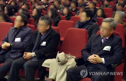 안희청 초청강연 듣는 드루킹 (서울=연합뉴스) 인터넷 댓글조작 혐의로 구속 수감된 '드루킹'(오른쪽)이 지난 1월 서울 모 대학에서 자신의 경제적공진화 모임 주최로 연 안희정 충남지사 초청강연에 앞자리에 앉아 있다.     [충남도청 제공, 연합뉴스TV 제공=연합뉴스]      photo@yna.co.kr