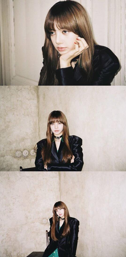 Black pink Lisa diverged chic charisma.On the 18th Black Pink Official Instagram, we posted several photos of member Lisa.Lisa in the released photograph seems to be wearing black costume and staring at the camera with attractive eyes.Visual and chic atmosphere like dolls attract attention.