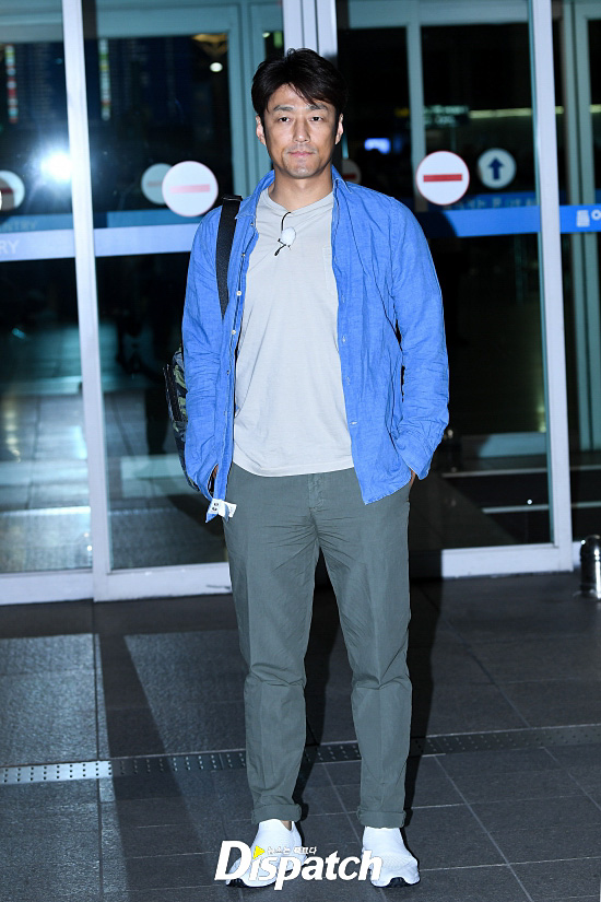 Lighting is just girdle .. Ji Jin-hee, dazzling departure Actor Ji Jin-hee departed Oman via Incheon International Airport on the 18th afternoon to film the entertainment program Where is there.Ji Jin-hee boasted a bright visual even in the dark.I completed a simple fashion with shirt and slacks.