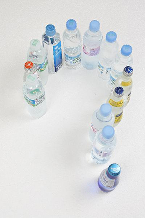 페트병 물에 입을 대고 마셨다면 물이 남아 있더라도 다음날까지 먹지 않는 게 안전하다./사진=헬스조선 DB