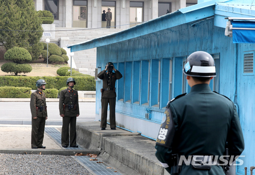 【파주=뉴시스】박진희 기자 = 북한군 경비병들이 28일 경기도 파주시 비무장지대 내 판문점 공동경비구역(JSA) 북측 군사분계선 앞에서 경계근무를 서고 있다. 2018.03.28. pak7130@newsis.com