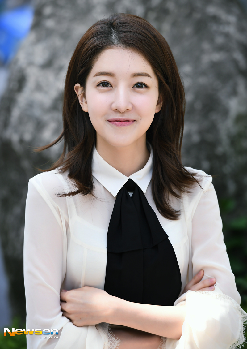 April 18 Talent This and the first year enthusiast actor Jung In - sun are taking interviews at a cafe in Gangnam - gu, Seoul.