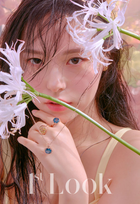 Magazine First Look MinHyo has released a collection of photographs with spectacular spring signs.The hero of the cover that attracted a beautiful appearance and line of vision is exactly the actor MinHyo.She grabbed the deeper maturity with beautiful jewelry in front of the flowers moistened with the spring rain.