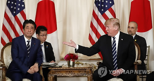 대화하는 트럼프 대통령과 아베 총리… "남북한 