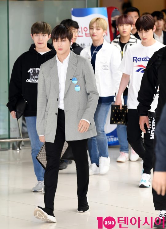 The group WannaOne (Kang Daniel, Baekje Hoon, Lee Dae-hwi, Kim Jae-hwan, Ong Voice Actor, Kinpan, Lai Kuan-lin, Yoon Ji-sung, Hwang Min-hyun, Bezin Young, Ha Sung-woon) After finishing the shooting at Jeju Island, we arrived at the airport fashion show through Gimpo Airport.