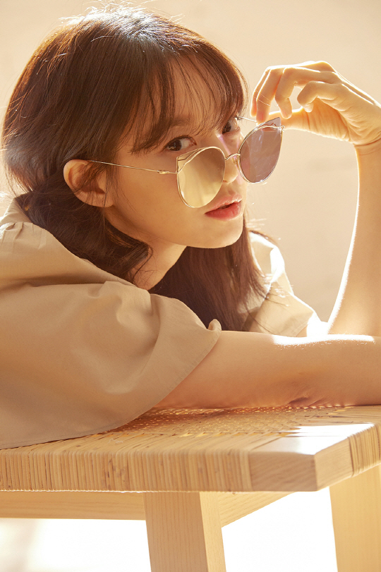 The actor Shin Min - a focused attention on a trendy full of charming photo books.Shin Min-as affiliated office AM Entertainment has released The Star magazine and Gravure B cut on the official SNS on the 19th.