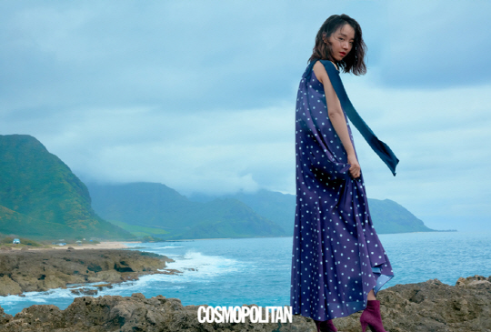 Fashion magazine Cosmo Politan released a photo album of Shin Hye-sun through the May issue.Using this photo album taken at Hawaii Beach, we showed a more feminine and bright figure that was not seen in the drama.
