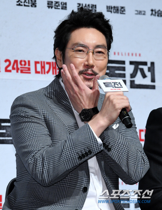 The Production report society of the movie Seizure was held on August 19 at Apgujeong CGV.Cho Jin - woong is greeting.Seizure is a criminal drama depicting the war of a strong person spreading with the substance of a ghost Narcotic organization that dominates Asia.
