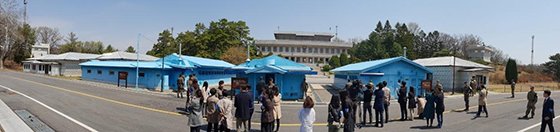 판문점 남측 자유의집에서 바라본 북측 판문각의 모습. 군사분계선(MDL) 위에는 5개의 건물이 나란히 있다. 이들 중 푸른색 건물 3개를 유엔사가 관리한다. 오른쪽부터 T1(중립국감독위원회 회담장), T2(군사정전위원회 회담장), T3(실무장교 회담장). '임시(Temporary)'의 첫 글자를 따 명명했다. 김정은 북한 국무위원장이 오는 27일 남북정상회담이 열리는 남측 평화의집으로 도보로 이동할 경우 T1과 T2 사이 또는 T2와 T3 사이로 건널 가능성이 크다는 게 정부 관계자의 설명이다. 사진=김은희 기자