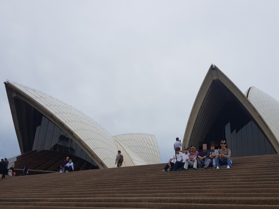 지난해 11월 대구 중구의회 의원들이 오스트레일리아 시드니 오페라하우스를 배경으로 기념촬영하고 있다. [사진 대구 중구의회]