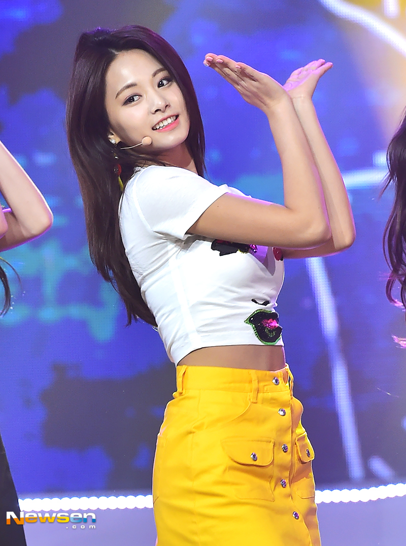 TWICE Tzuyu Blank pin Tzuyu flowers MBC music live broadcast show champion was held at Jean-hand MBC Dream Center in Ichinosei-ku, Gyeonggi-do on April 18th afternoon.Today TWICE (Nayeon, rectangle, peach, Sana, Jiyo, Mina, Chin, Chae Young, Tzuyu) Tzuyu is showing off a nice stage.