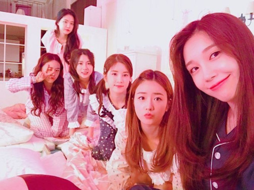 Group A - Pink celebrated its seventh anniversary.A-Pink (Park Cho-Rong Yun Bomichon · Eunji Son Na-Eun Kim · Nam Joo · Ha Young), in the early April 19, conveyed gratitude to fans along with his 7th anniversary memoon to my instagram.Leader Park Cho-Rong said Forever we are A-Pink.panda❤️.7th anniversary I Wish same story , Yunbo press Park Cho-Rong. Yoon Bumi. Jung Eunji.Son Na-Eun. Kim Nam Joo.