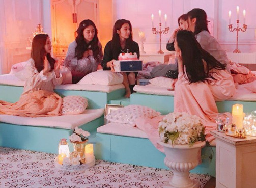 Group A - Pink celebrated its seventh anniversary.A-Pink (Park Cho-Rong Yun Bomichon · Eunji Son Na-Eun Kim · Nam Joo · Ha Young), in the early April 19, conveyed gratitude to fans along with his 7th anniversary memoon to my instagram.Leader Park Cho-Rong said Forever we are A-Pink.panda❤️.7th anniversary I Wish same story , Yunbo press Park Cho-Rong. Yoon Bumi. Jung Eunji.Son Na-Eun. Kim Nam Joo.