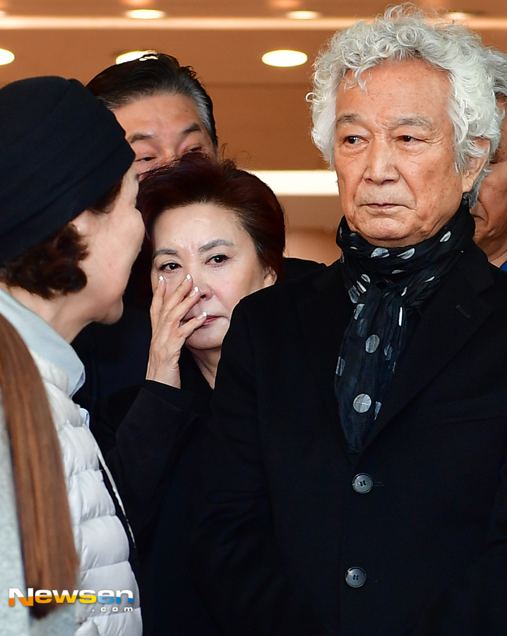 [포토엔HD] 故최은희 발인 '눈물 흘리는 원로배우 문희'