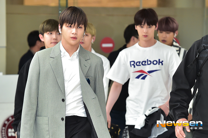 WannaOne Airport passengers look up Group WannaOne After this schedule, we showed airport fashion via Gimpo International Airport in Gangseo-gu, Seoul on April 19th afternoon and arrived in Seoul.On this day WannaOne (Kang Daniel, Bakjifun, Idefi, Kim Jae-hwan, Ong Voice Actor, cold premiere, Lai Kuan-lin, Yoon Ji-sung, Hwang Min-hyun, Bajin Young, Ha Sung-woon) is walking out .