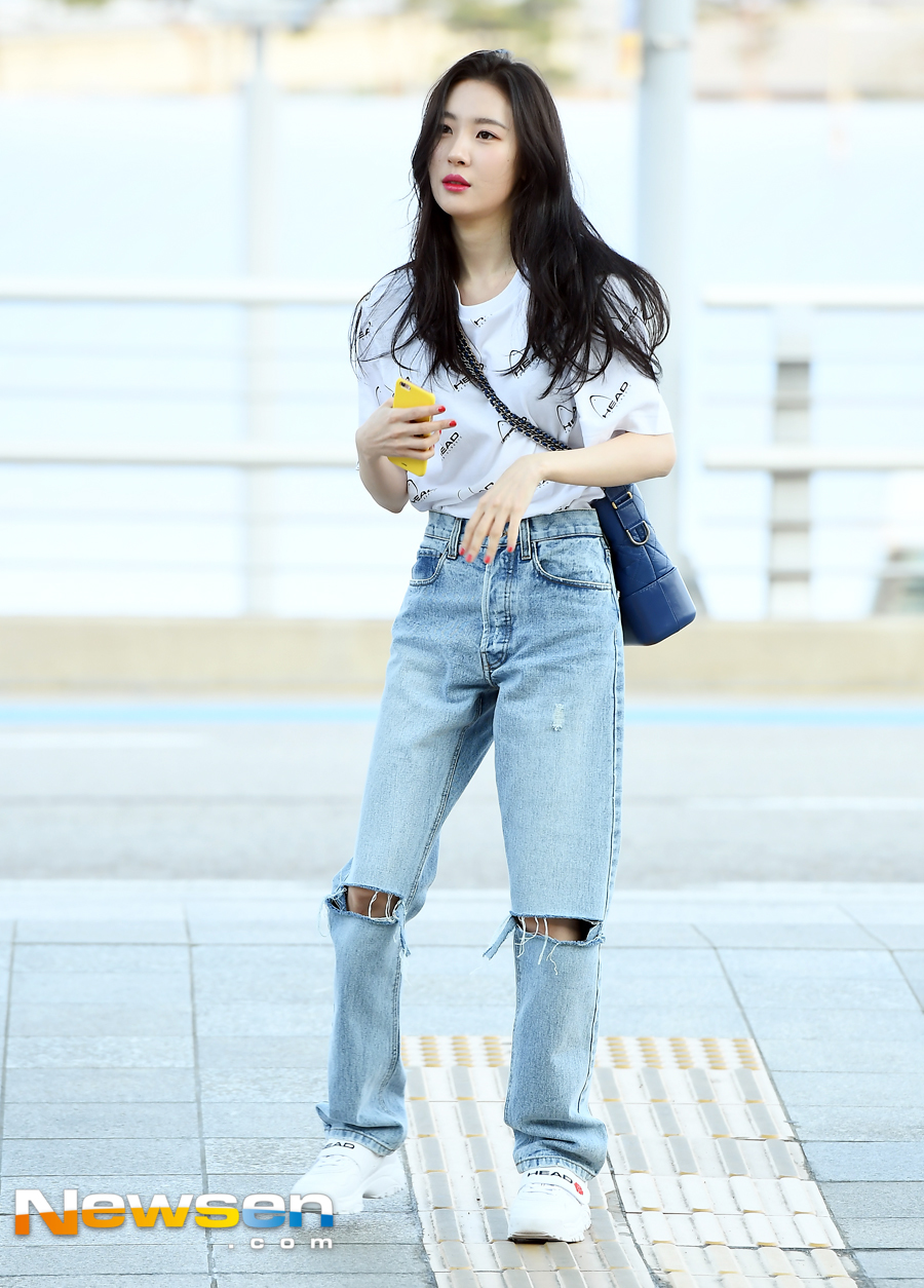Singer Sun-Mi departed Saipan via Incheon International Airport on the afternoon of April 19 in gravure photography.This day Sun - Mi is suitable for departure.