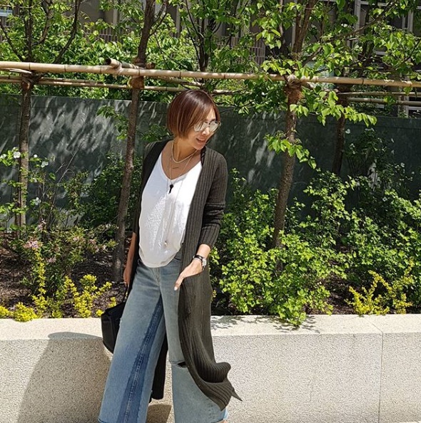 Hwang Shin-hye, a 20-year-old crying chic everyday fashion Hwang Shin-hye released everyday fashion.Actor Hwang Shin-hye posted a sentence and a picture on his SNS on the afternoon of April 19, Very fine very well.Hwang Shin-hye in the released photograph shows off his everyday fashion which matched Chic in white T-shirt and long jacket in long cardigan.The sunglasses goes smoothly in a single shot.Elegant smart style and sense of fashion inferior to twenties.