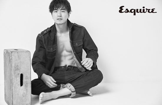 Actor Lee Jin - wook of the movie Tiger s Horrible Winter Guest appealed masculine charm through photos collection.On the 19th, we released several pictures of the photo collection taken to Lee Jin-wook, a male fashion magazine Esquire side.Lee Jin-wook showed a deep look, hard muscular body, gravure craftsman down and completed an aged and unexpected monochrome photo collection.
