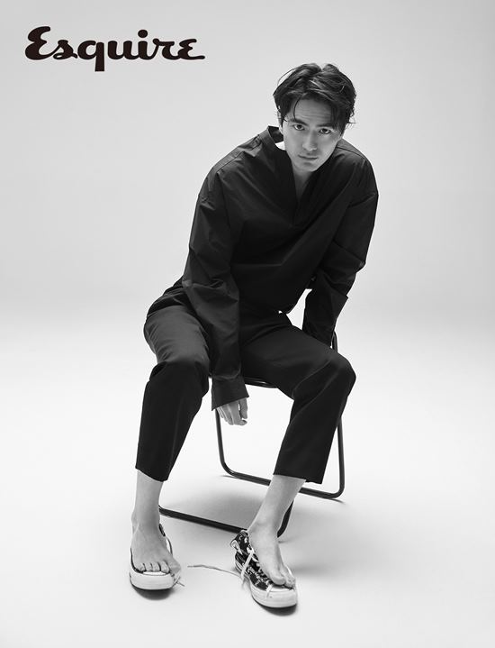 Actor Lee Jin - wook of the movie Tiger s Horrible Winter Guest appealed masculine charm through photos collection.On the 19th, we released several pictures of the photo collection taken to Lee Jin-wook, a male fashion magazine Esquire side.Lee Jin-wook showed a deep look, hard muscular body, gravure craftsman down and completed an aged and unexpected monochrome photo collection.