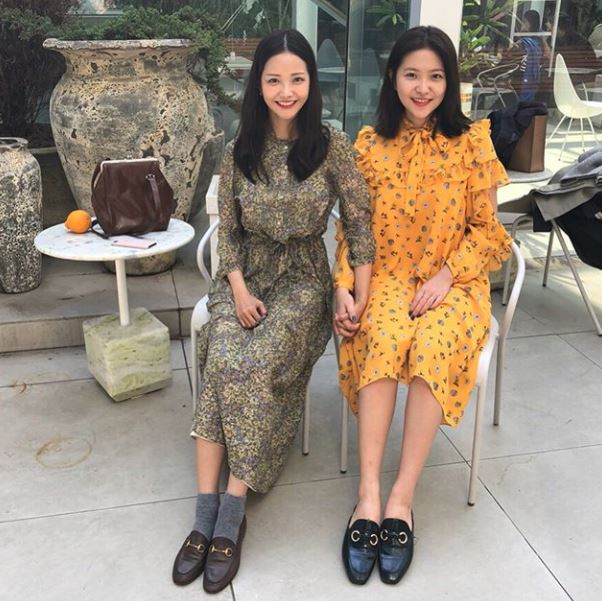 Actors Ha Yeon - soo and Yeri went on a Friendship Date.19th Ha Yeon-soo posted pictures on his own instagram.Inside the picture There are figures of Ha Yeon - soo and Red Velvet Yeri sitting side by side on the outdoor terrace and holding hands.Especially the two girls wearing a luxurious one-piece spring show Zenigame Resemblance chemistry to draw eye-catching attention.
