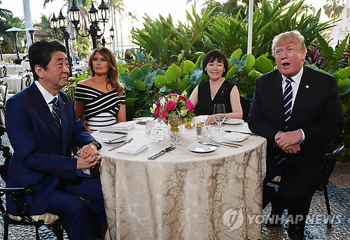 마라라고 리조트 야외 만찬장에서 대화하는 미·일 정상 내외 (팜 비치 AFP=연합뉴스) 17일 미국 플로리다주 팜비치에 있는 마라라고 리조트에서 도널드 트럼프 미국 대통령과 부인 멜라니아 여사가 아베 신조(安倍晋三) 일본 총리와 부인 아키에(昭惠) 여사와 함께 야외에 마련된 만찬 테이블에 앉아 대화하고 있다.      lcs@yna.co.kr