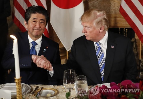 악수하는 아베 신조 일본 총리(왼쪽)와 도널드 트럼프 미 대통령 [AP=연합뉴스]