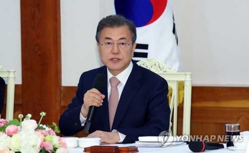 언론사 사장단 간담회, 인사말하는 문 대통령 (서울=연합뉴스) 배재만 기자 = 문재인 대통령이 19일 낮 청와대에서 열린 언론사 사장단 오찬 간담회에서 인사말을 하고 있다.     scoop@yna.co.kr