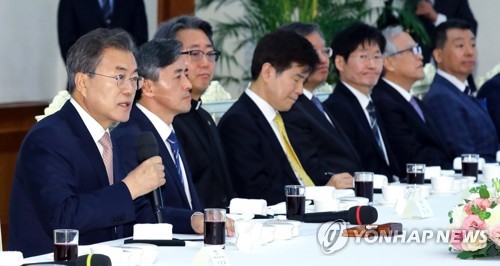 문 대통령, "남북정상회담 앞두고" (서울=연합뉴스) 배재만 기자 = 문재인 대통령이 19일 낮 청와대에서 열린 언론사 사장단 오찬 간담회에서 인사말을 하고 있다.     scoop@yna.co.kr