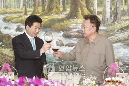지난 2007년 10월 평양 백화원 영빈관에서 열린 환송오찬에서 건배하고 있는 노무현 대통령과 김정일 국방위원장 [연합뉴스 자료사진]