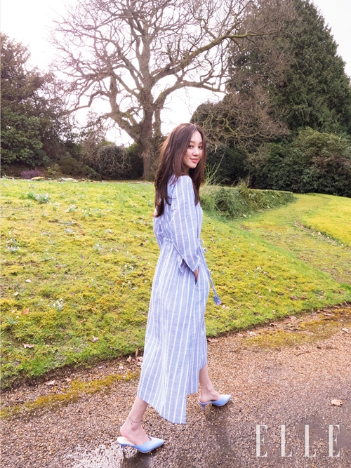 The entertainment industrys representative fashionista actor Jung Ryeo-won gathered Snowy Road in a sense full of sense.Recently Jung Ryeo-wons picture report was released through the gravure of the May issue of fashion magazine Elle.In this photo album Jung Ryeo-won received a tribute from the staff who showed luxurious beauty and exceptional fashion sense, wearing attractive knit dress and blouses with dot prints.