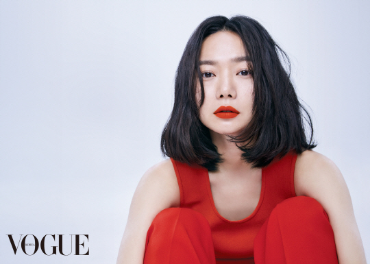 Be intense .. Bae Doona, a lively and flawless Red lip A representative actor and style icon Bae Doona came back to Goddess of Red Lip.Recently Bae Doona, who appeared through the fashion magazine Vogue May issue, was highly pure and foretold a new trend against an intense red lip makeup.