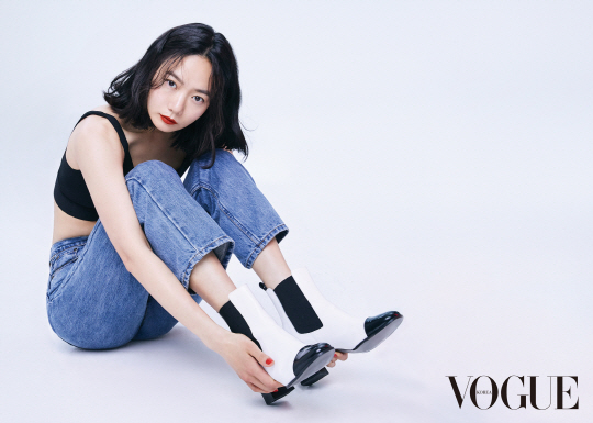 Be intense .. Bae Doona, a lively and flawless Red lip A representative actor and style icon Bae Doona came back to Goddess of Red Lip.Recently Bae Doona, who appeared through the fashion magazine Vogue May issue, was highly pure and foretold a new trend against an intense red lip makeup.