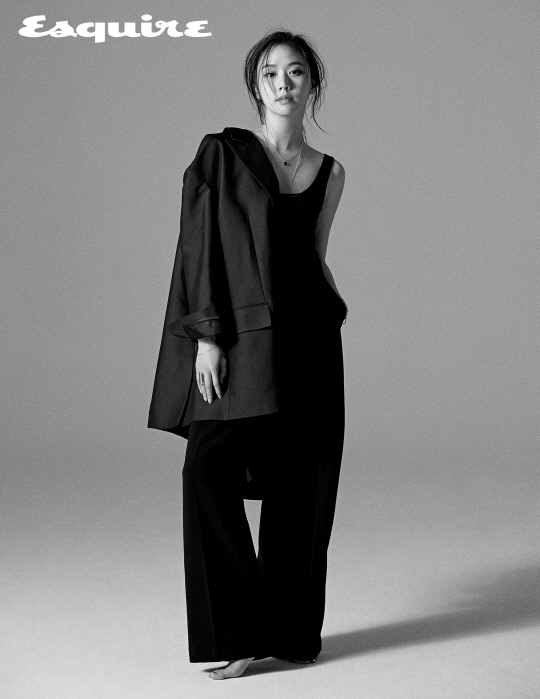 Actor Ko Sung-hee appeared in the magazine Esquire in the May issue of Korean version 2018.Ko Sung-hee, who served as a self-employed role at the recently telecasted drama <mother> and gained favorable acclaim, Ko Sung-hee will be playing an intellectual paralegal Ji-na Kim role with drama <suits> broadcast from April 25 I am foretelling a new acting transformation once again.