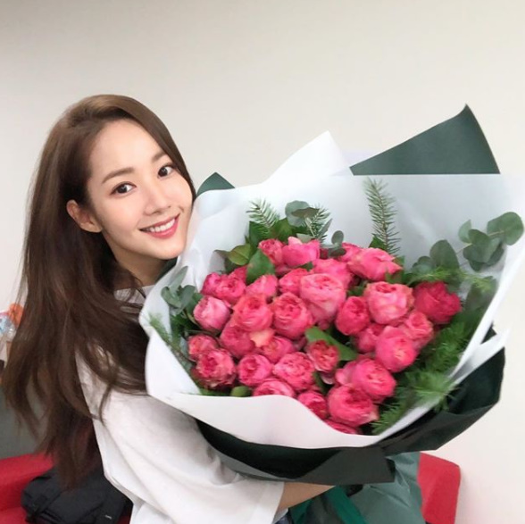 The actor Park Min-young showed off beautiful beauty better than flowers.Park Min-young posted a picture on his own SNS on the 20th.Park Min - young in the picture has a happy smile with a big bouquet larger than her upper body.She was proud of a slightly longer face than before, and a much clearer looking eye, surprising those looking more beautiful.On the other hand, Park Min-young confirmed the appearance of tvNs new Drama scheduled to be broadcasted in June, Why is Gimbiso so?Why is Gimbiso doing? Lee Young Jun, Lee Young Jun who was solidly united with self-euphoria that prepared everything until it was rich in financial strength, face, wit, and secretary system legend he had fully assisted Gimmisos retirement Mildon Romance has attracted many expectations