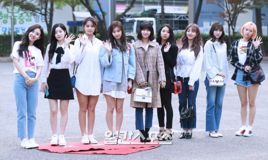 Group TWICE is attending a Music Bank rehearsal held at Yeouido KBS Shinkan Hall on the morning of 20th.KBSMusic Bank with Lee Seo-won and Sorbin going on will be live on Friday at 5 pm KBS 2 live.