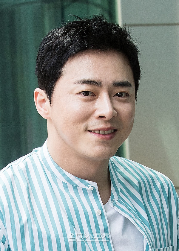 Actor Jo Jung - suk is participating as a DJ every day as a radio Toyobo escape cult show held at Kibun - ku SBS in Yokogawa - ku, Seoul on the afternoon of the 20th.Jo Jung-suk followed Jung Chan-woo actor Park Bo-young who participated as a DJ every day on 18th and 19th, based on Jung Chan-woo taking a rest for health reasons, on 20th Jung Chan-woos I fulfilled the vacant seat.