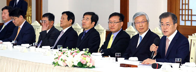 문재인 대통령이 19일 이병규(오른쪽 두번째) 문화일보 회장(한국신문협회장) 등 48개 중앙언론사 대표가 참석한 가운데 청와대에서 열린 오찬 간담회에서 인사말을 하고 있다.  연합뉴스