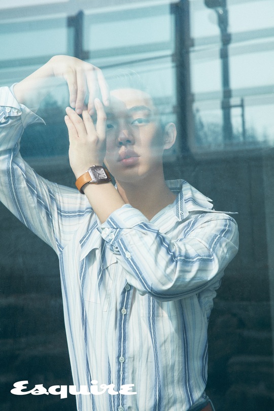 The movie actor Yoo Ah-in appeared as the cover model of the Esquire May issue.Watch jewelry brand Cartier proceeded with the companys representative watch Santos de Cartier campaign and selected Yoo Ah-in as Korea Representative Santos Man.It was to express the image of the campaigns slogan Bold and Pi Oris (bold and bold).
