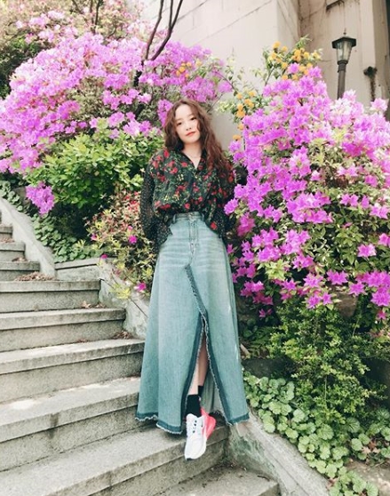 Daily life like goo Hara s gravure was released.Goo Hara from KARA posted up-to-date photos on his instagram on April 19th.Goo Hara in the photo stands in a flashy fashion in front of a flower in full bloom, boy with a faint smile.Goo Hara s beautiful face that digests even the hair style is impressive.