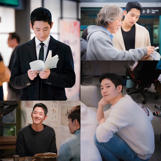 Behind photos filled with various charm of actor Jung Hae-In were released.Jung Hae-In recently played the role of Seo Jun-hee at JTBC Gumdo Drama It is a beautiful older sister who bought rice well and received favorable reviews.He fell in love with Yunjin (Son Ye-jin minutes) who was an acquaintances sister, and spreads jerky romance.