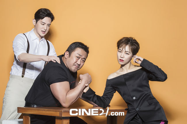Ma Dong-Seok, Kwon Yul, Yeri HAN, champion starring actors in three colors, different colors changed through photo collections. Ma Dong-Seok, Kwon Yul, Yeri HAN, the protagonists of champion boasted express chemistry through Cine 21 photo collection.