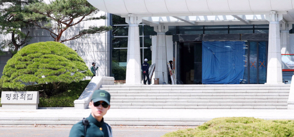 오는 27일 남북 정상회담이 열릴 경기 파주 판문점 남측 지역 평화의집에서 지난 18일 공사 인부들이 현관 입구에 비닐 가림막을 치고 리모델링 작업을 진행하고 있다. 청와대사진기자단
